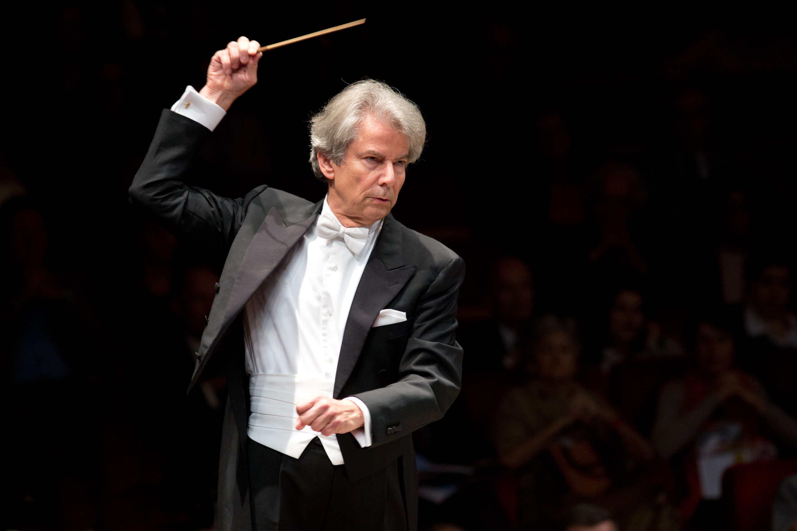 TCBO: HARTMUT HAENCHEN DIRIGE SCHUBERT E BRUCKNER