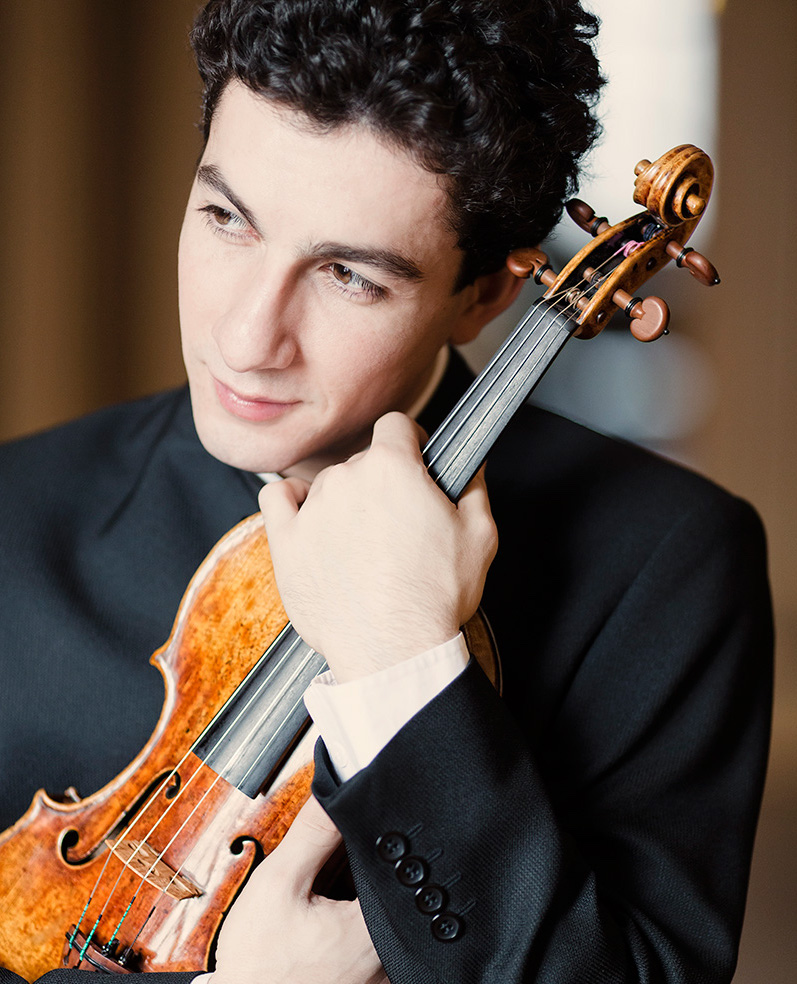 TCBO: SERGEY KHACHATRYAN INTERPRETA IL CONCERTO PER VIOLINO DI SCHUMANN