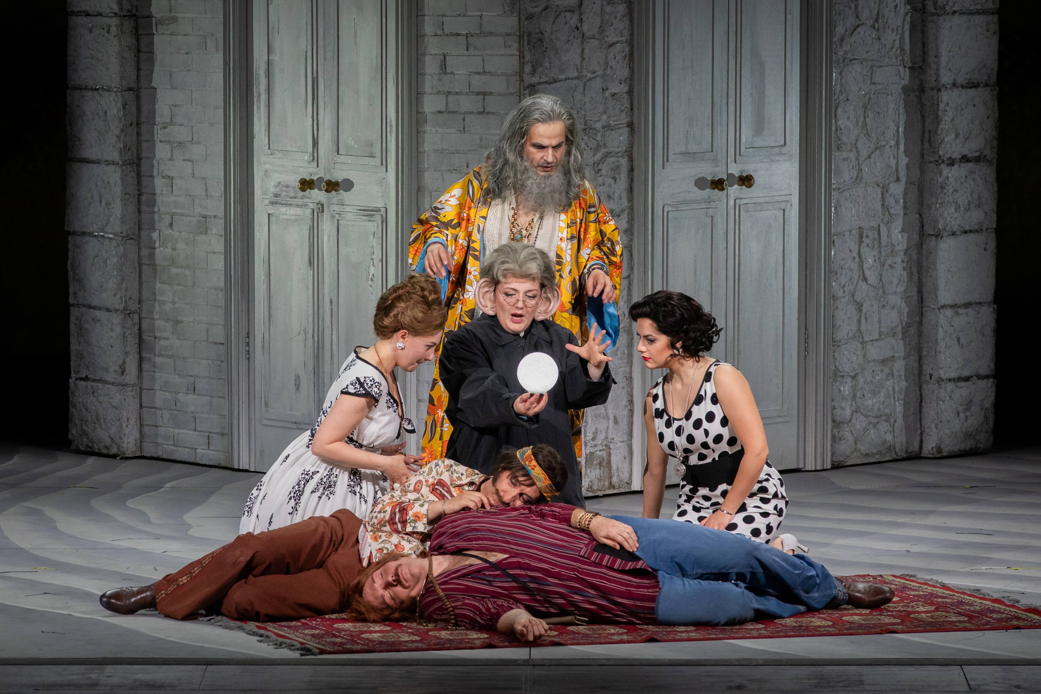 Sicilia (Fiordiligi), Mazzola (Despina), DiPierro (Don Alfonso), Di Sauro (Dorabella), Ciaponi (Ferrando)_TCBO_2025-05-18_Così_fan_tutte_Antepiano_D4_8990_©Andrea-Ranzi