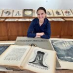 Oksana Lyniv con le sue litografie esposte alla mostra L’IMPRONTA DI WAGNER – Dalla scena alle stampe_Galleria Lux in Art